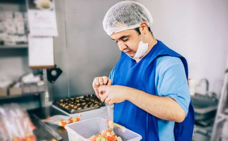 Joven con discapacidad trabajando en una fábrica