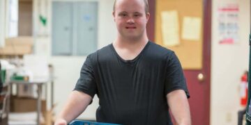 Trabajador con síndrome de Down discapacidad