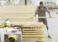 Trabajador con prótesis en las piernas