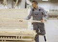 Trabajador con prótesis en las piernas