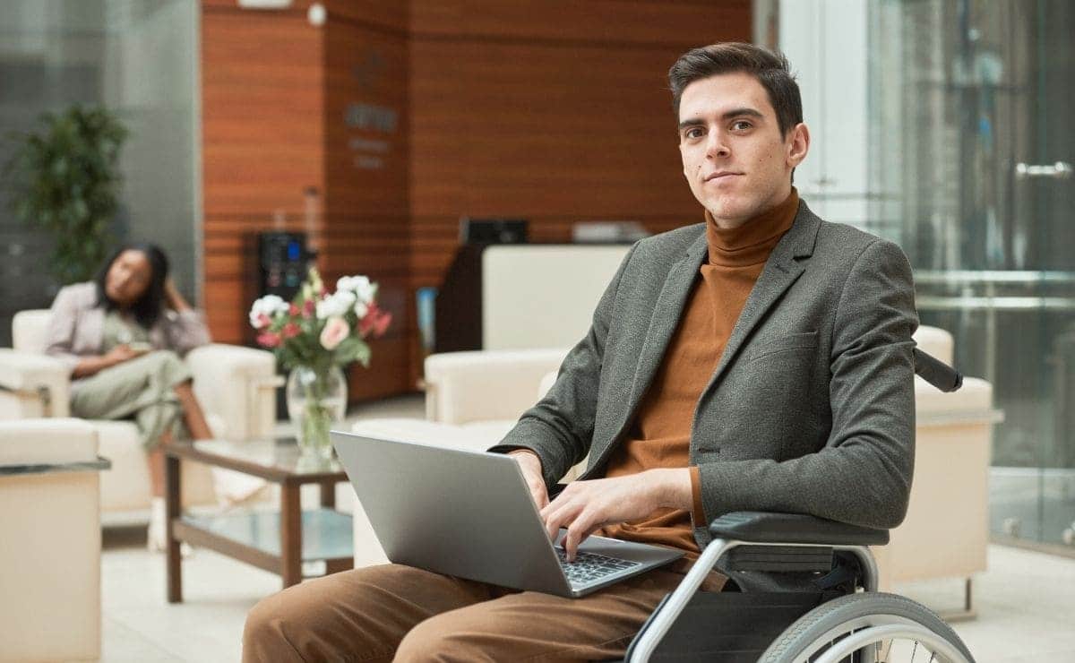 trabajador discapacidad silla de ruedas