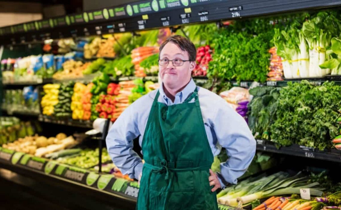 Trabajador con síndrome de Down en un supermercado