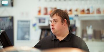 trabajador sindrome de down fundacion once generali