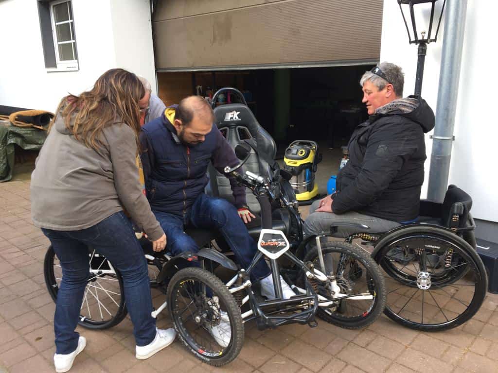 Momento que un usuario de silla se transfiere al Quadrix, una silla de 4 ruedas