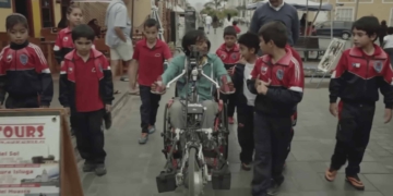 Felipe en su silla junto a varios niños