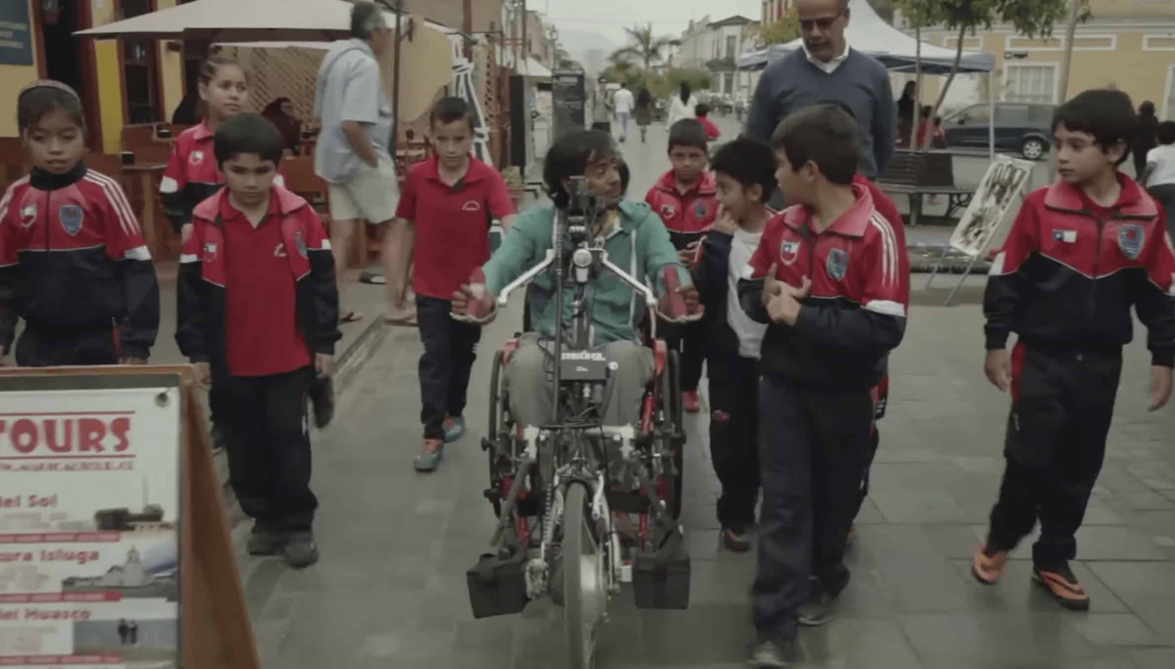 Felipe en su silla junto a varios niños