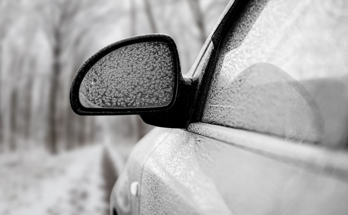 Cómo eliminar el hielo del parabrisas del coche