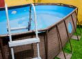 Cómo hacer la limpieza de la piscina de plástico