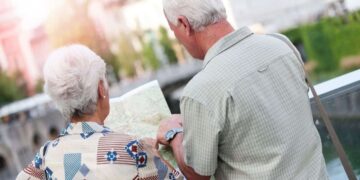 Personas mayores consultan un mapa durante un viaje del IMSERSO