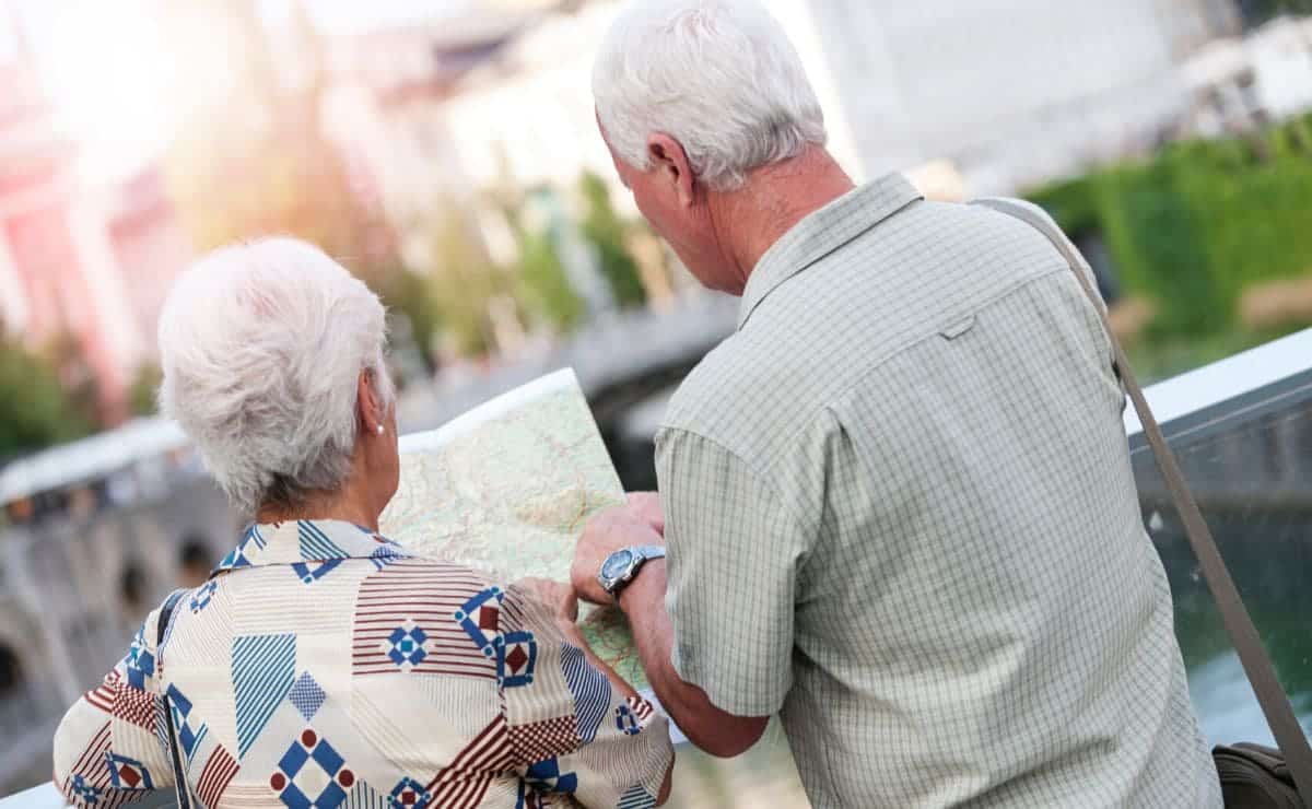 Personas mayores consultan un mapa durante un viaje del IMSERSO