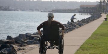 Persona en silla de ruedas realizando turismo accesible