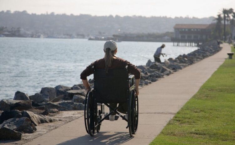 Persona en silla de ruedas realizando turismo accesible