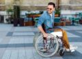 Persona en silla de ruedas visitando una ciudad accesible