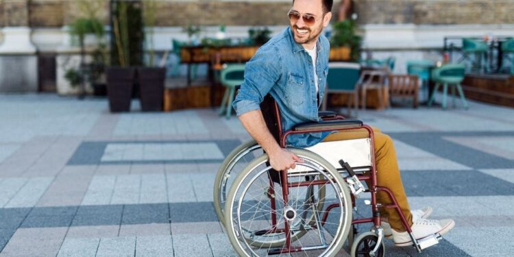 Persona en silla de ruedas visitando una ciudad accesible