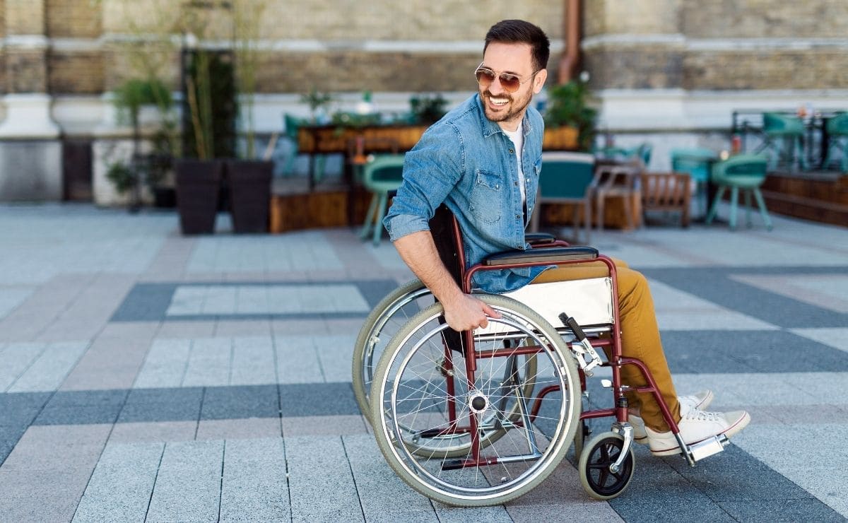 Persona en silla de ruedas visitando una ciudad accesible