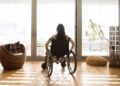 Mujer en silla de ruedas de espaldas