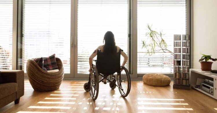 Mujer en silla de ruedas de espaldas