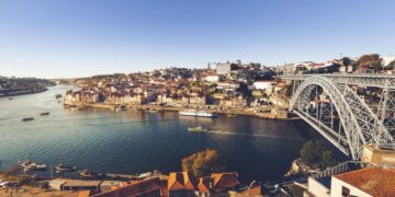 Vista aérea de Oporto, una de las ciudades más visitas por turistas en Portugal