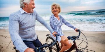 Personas mayores disfrutan de un viaje del IMSERSO a Benidorm