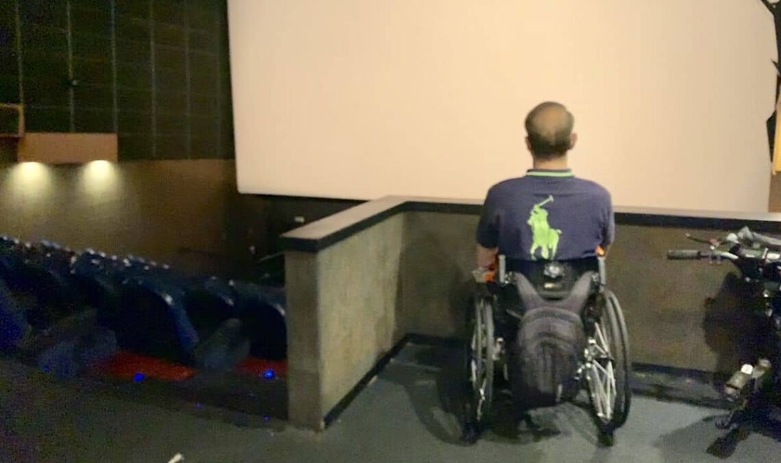usuario de silla de ruedas en zona reservada para pmr en cines