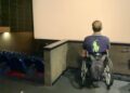 usuario de silla de ruedas en zona reservada para pmr en cines