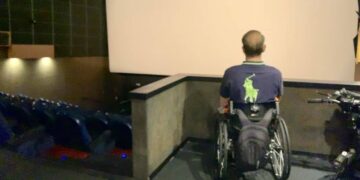 usuario de silla de ruedas en zona reservada para pmr en cines