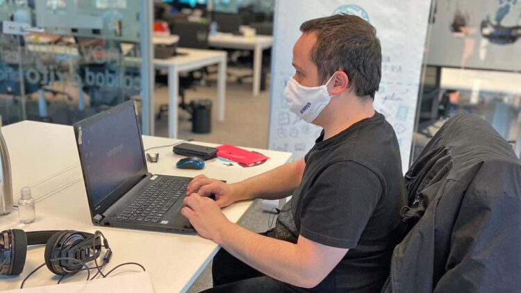 Usuario de la nueva plataforma de e-learning para personas con discapacidad intelectual