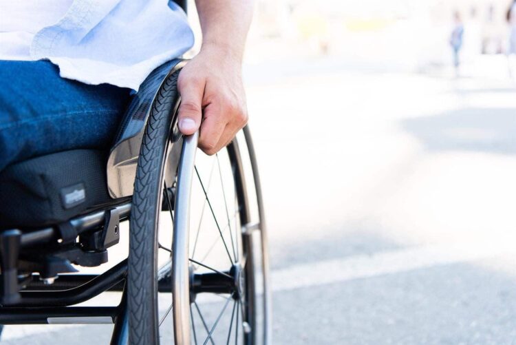 Usuario de silla de ruedas discapacidad