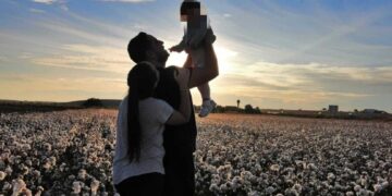 Valentina, la pequeña con Fibrodisplasia Osificante Progresiva (FOP), junto a sus padres
