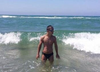 Valerio Catoia, el joven de 17 años que junto a su padre salvó a dos niñas de ser arrastradas por la corriente/Twitter: Manlio Giavenni