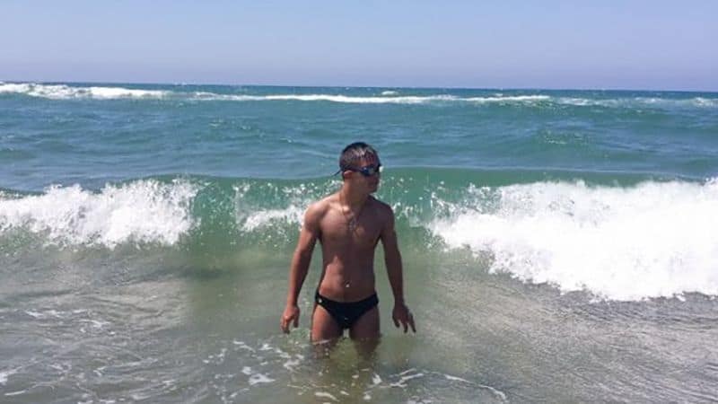 Un joven con síndrome de Down salva a una niña de ahogarse en una playa