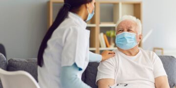 Persona mayor en situación de dependencia visita a un especialista