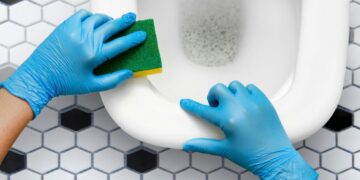 Este ingrediente limpia y elimina las manchas del váter