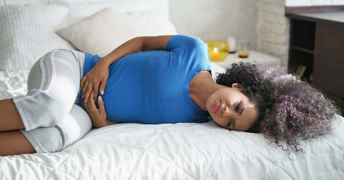 Mujer sufriendo un dolor de barriga o vejiga dolorosa