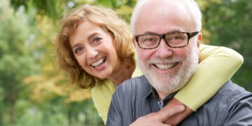 Pareja de personas mayores disfrutando de un viaje del IMSERSO