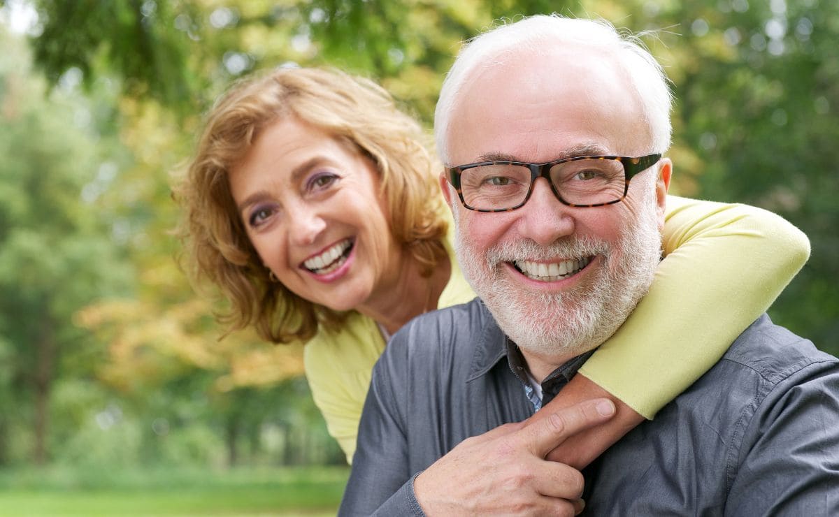 Pareja de personas mayores disfrutando de un viaje del IMSERSO