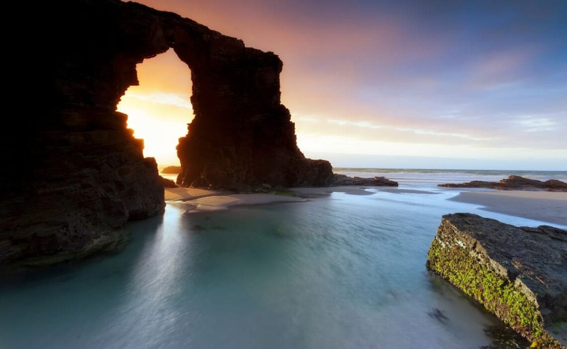 Playa situada en la costa de Galicia