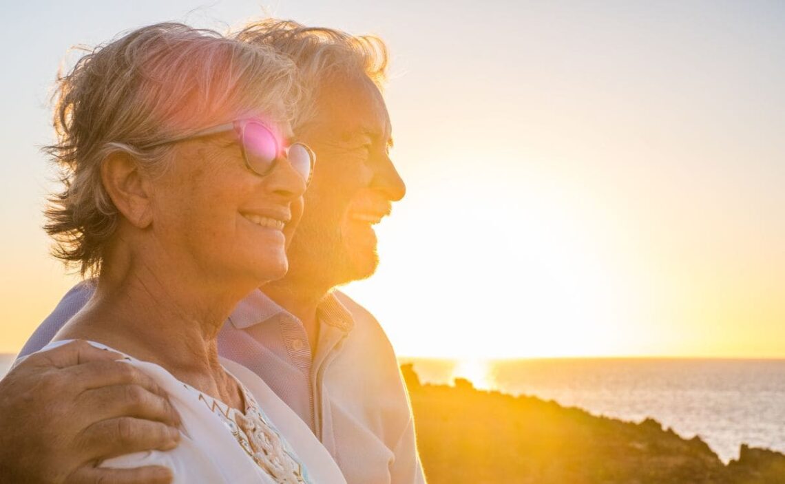 Personas mayores disfrutan de un viaje del Instituto de Mayores y Servicios Sociales (IMSERSO)