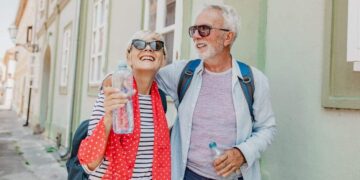 Personas mayores disfrutan de un viaje del IMSERSO