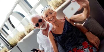 Pareja de personas mayores se hacen un 'selfie' durante un viaje del Instituto de Mayores y Servicios Sociales (IMSERSO)