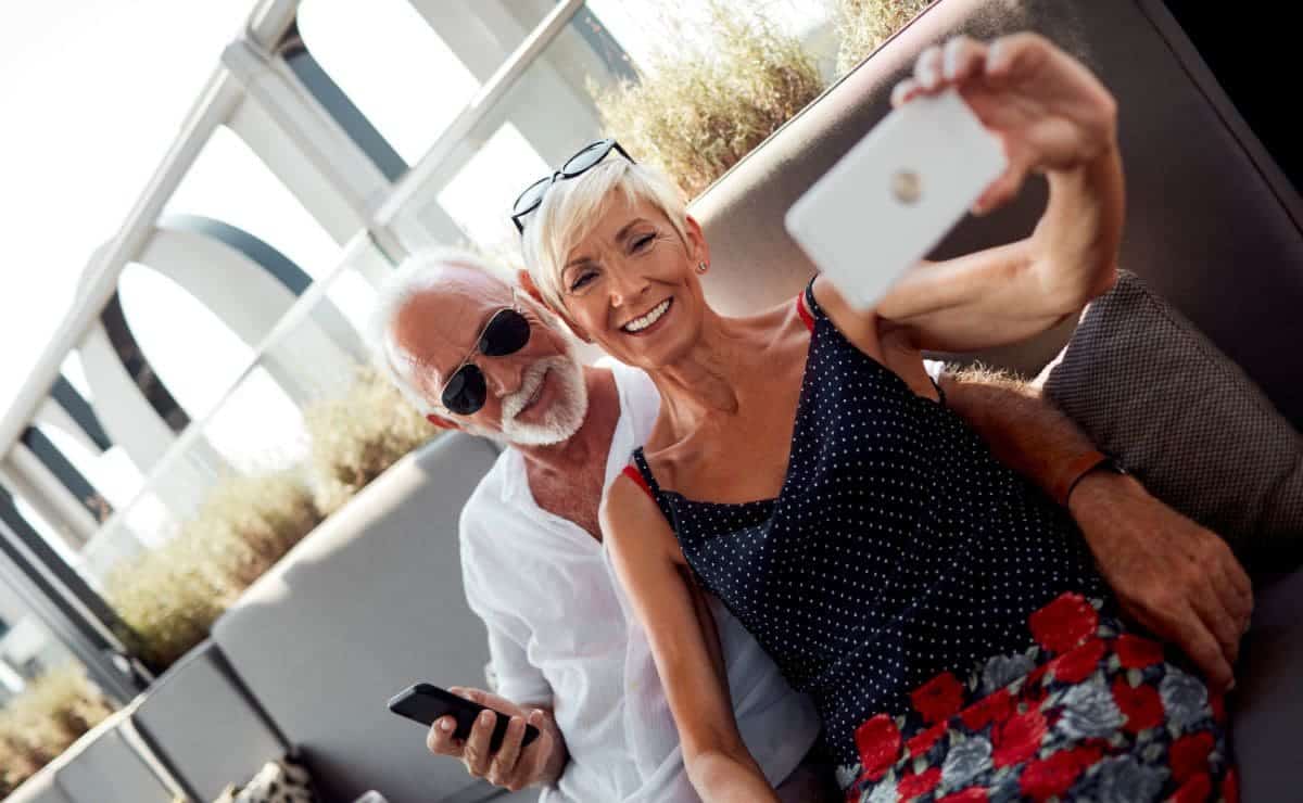 Pareja de personas mayores se hacen un 'selfie' durante un viaje del Instituto de Mayores y Servicios Sociales (IMSERSO)