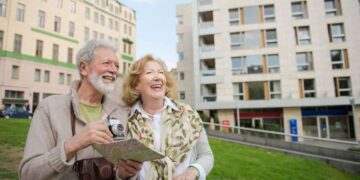 Pareja de personas mayores disfrutan de los viajes del 'Club de los 60',