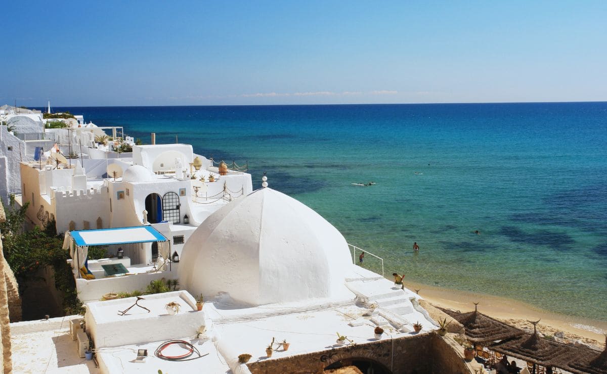 Casas blancas junto a la playa en Túnez