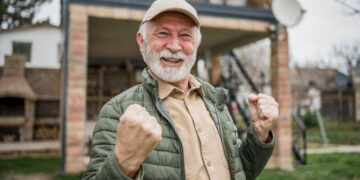 Persona mayor durante un viaje del IMSERSO