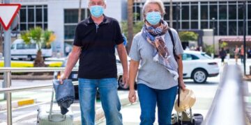 Personas mayores salen de viaje con el IMSERSO