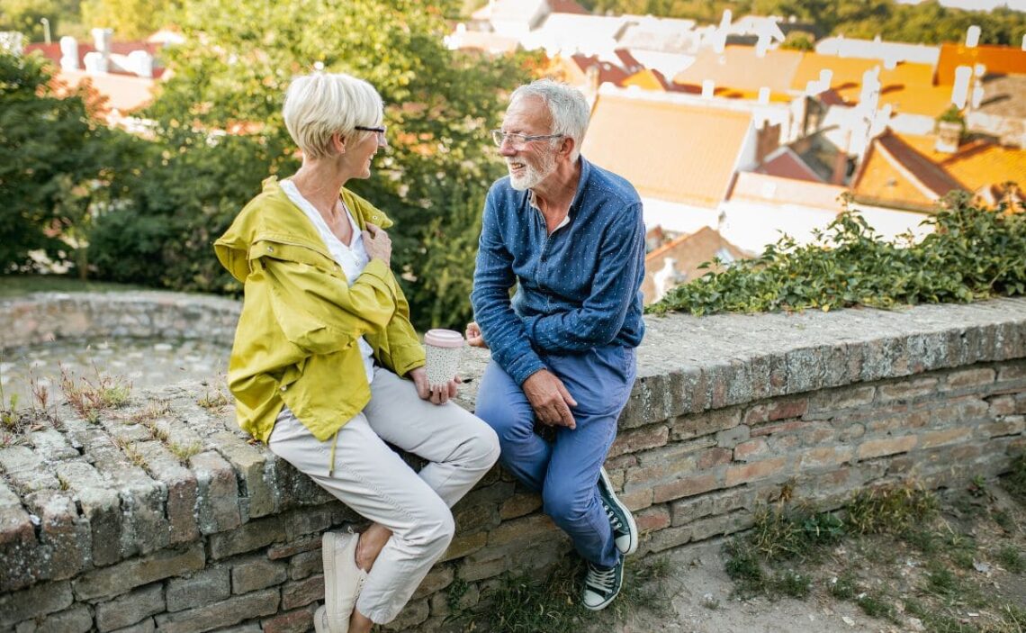 Pareja de personas mayores durante un viaje del Instituto de Mayores y Servicios Sociales (IMSERSO)