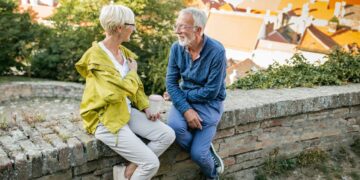 Pareja de personas mayores durante un viaje del Instituto de Mayores y Servicios Sociales (IMSERSO)