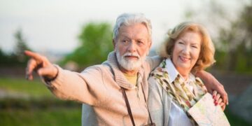 Una pareja disfruta de los viajes del Imserso