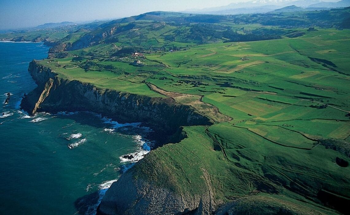 Vistas áreas de parte de la costa de Cantabria
