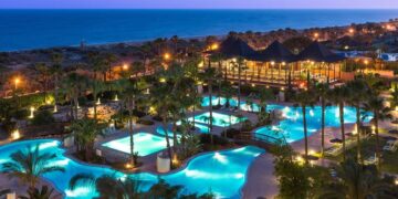 Piscinas del Puerto Antilla Grand Hotel, el hotel que ofrece Viajes El Corte Inglés